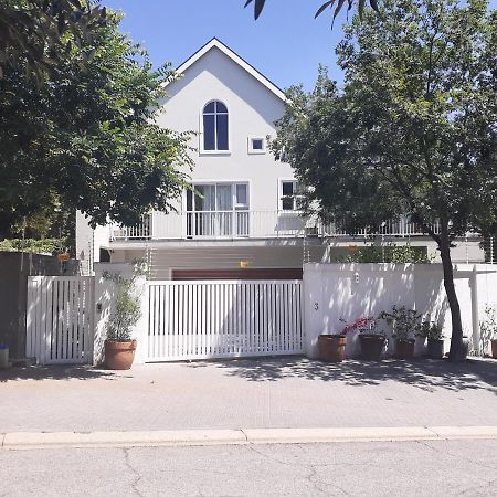 3 On Tessa Guesthouse Йоганнесбурґ Екстер'єр фото